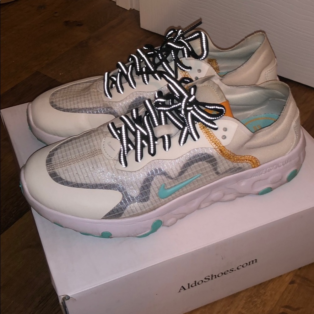 NIKE Renew Sneaker